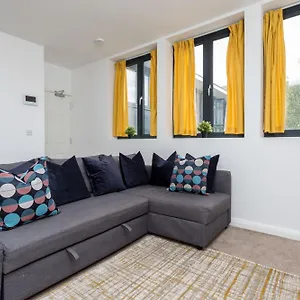 Flat 7- Spacious Studio Flat In The Heart Of Crawley Apartment Crawley (West Sussex)